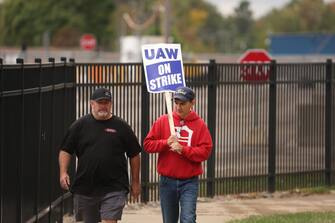 WAYNE, MICHIGAN - SEPTEMBER 26: UAW workers picket outside of Ford's Wayne Assembly Plant on September 26, 2023 in Wayne, Michigan.  President Joe Biden traveled to the Detroit area to visit with striking auto workers in Michigan today.  Republican presidential candidate former President Donald Trump is expected to hold a rally in nearby Clinton Township tomorrow evening.  (Photo by Scott Olson/Getty Images)