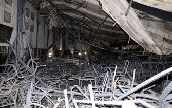 epa10885151 Iraqi security men inspect the scene of a fire that broke out at a wedding hall in Hamdaniya, in Iraq's Nineveh province, north of Iraq, 27 September 2023. More than 100 people died and at least 150 are injured after a fire during a Christian wedding celebration in Iraq's Nineveh province.  EPA/MOHAMAD SAIF