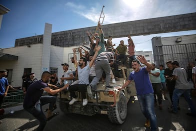 Hamas attacca Israele, le immagini delle incursioni e dei razzi. VIDEO