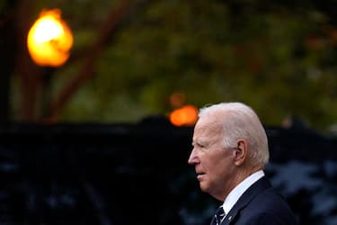 El presidente estadounidense, Joe Biden, sale después de asistir a una misa en la iglesia católica Holy Trinity en Washington, DC (EE.UU.), el 7 de octubre de 2023. EPA/Yuri Gripas / POOL
