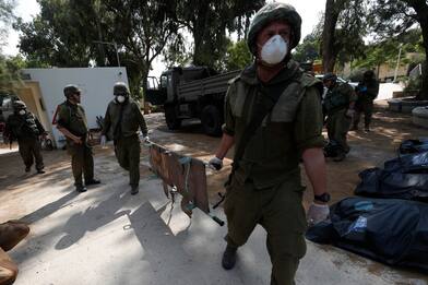 Distruzione e morte nel kibbutz di Kfar Aza dopo l'attacco di Hamas