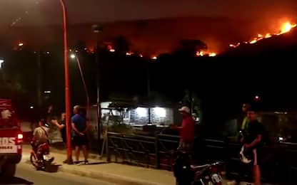 Incendi Argentina, le fiamme minacciano la città di Villa Carlos Paz