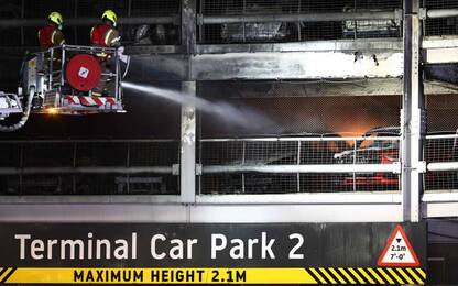 Londra, incendio in parcheggio dell'aeroporto di Luton: stop ai voli