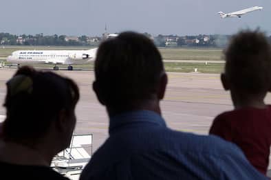 Allerta terrorismo, evacuati diversi aeroporti in Francia