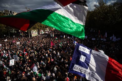 Medioriente, manifestazione pro-palestinesi a Parigi: 15mila in piazza