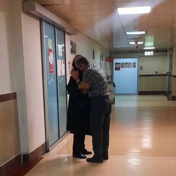 I genitori di Amini che si abbracciano fuori dal reparto dove si trovava la figlia: la foto è stata pubblicata su Twitter da Hamedi
