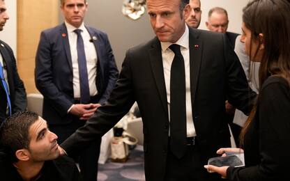 Macron, l'abbraccio con i famigliari delle vittime di Hamas
