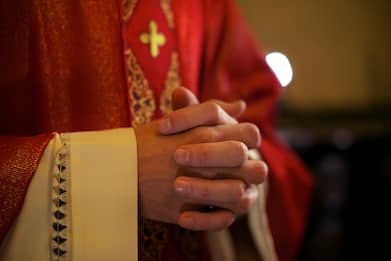 Orgia gay nella casa di un prete, si dimette vescovo polacco