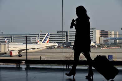 Francia, allerte bomba in 5 aeroporti: 4 sono stati evacuati