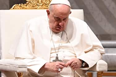O Papa Francisco conduz uma oração pela paz na Basílica de São Pedro, no Vaticano, em 27 de outubro de 2023. ANSA/Maurizio Brambati 