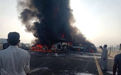 Egitto, scontro tra autobus e più auto in autostrada: almeno 35 morti