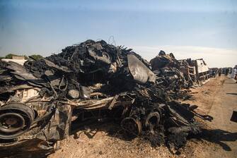 28 October 2023, Egypt, ---: A view of burnt vehicles following a traffic accident on Cairo - Alexandria Desert Road.  A collision involving multiple vehicles on a highway in Egypt killed at least 32 people on Saturday, a media report said.  Photo: Mahmoud Al-Suwaifi/dpa