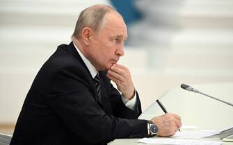 epa10939870 Russian President Vladimir Putin holds a meeting with heads of the main religious denominations of Russia in the Catherine Hall of the Moscow Kremlin, in Moscow, Russia, late 25 October 2023 (issued 26 October 2023).  Vladimir Putin stated the need to stop the bloodshed in the Middle East and prevent the conflict from escalating.  EPA/SERGEY GUNEEV/SPUTNIK/KREMLIN POOL MANDATORY CREDIT