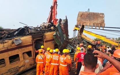 India, scontro tra due treni: almeno 13 morti e 50 feriti