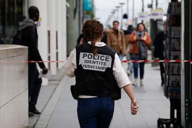 Parigi, la polizia spara a una donna che grida Allah Akbar