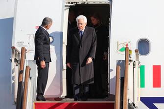epa10961719 Italian President Sergio Mattarella arrives at Seoul Airport in Seongnam, south of Seoul, South Korea, 07 November 2023, as he makes a three-day state visit to South Korea to hold a summit with South Korean President Yoon Suk Yeol.  EPA/YONHAP SOUTH KOREA OUT