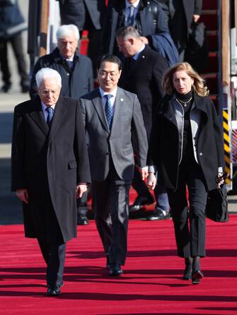 epa10961720 Italian President Sergio Mattarella (L), alongside his daughter, Laura Mattarella (R), arrives at Seoul Airport in Seongnam, south of Seoul, South Korea, 07 November 2023, as he makes a three-day state visit to South Korea to hold a summit with South Korean President Yoon Suk Yeol.  EPA/YONHAP SOUTH KOREA OUT