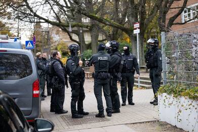 Amburgo, scuola evacuata: 2 studenti armati minacciano insegnante