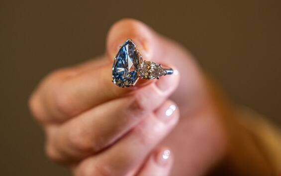 Geneva, record auction for the Bleu Royal diamond: sold for 43.8 million dollars