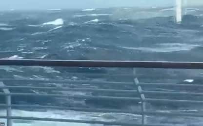 Nave da crociera travolta da una tempesta nel golfo di Biscaglia