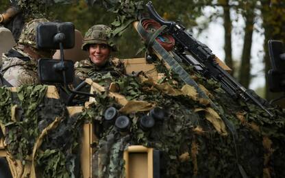 Kate Middleton in divisa militare su un blindato delle Queen's Dragoon