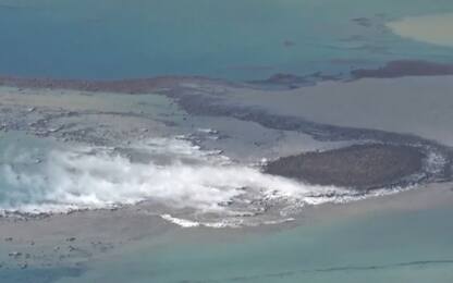 Giappone, eruzione vulcanica sottomarina crea una nuova isola. VIDEO