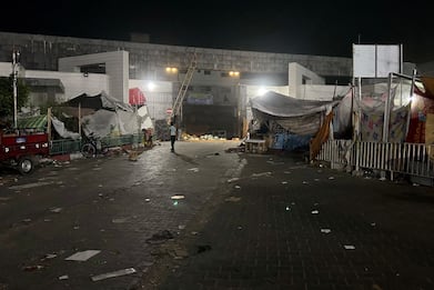 Israele-Hamas, assedio ospedale al-Shifa. Muore 1 bimbo ogni 10 minuti