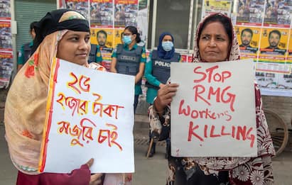 Bangladesh, cresce la protesta delle lavoratrici dell'abbigliamento