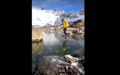 Pattinare su lago di ghiaccio trasparente in Alaska. VIDEO