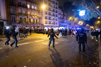 Spagna, scontri sotto la sede del Psoe: polizia carica i manifestanti
