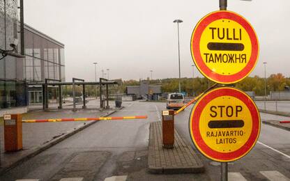 La Finlandia chiude metà dei suoi valichi di confine con la Russia