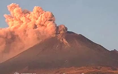 Messico, vulcano Popocatepetl a rischio eruzione: fumo dal cratere