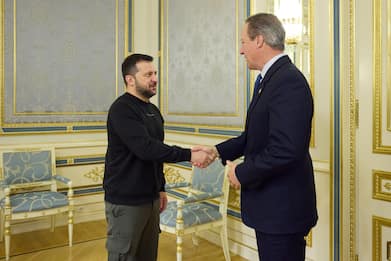 Guerra Ucraina Russia, Cameron incontra Zelensky a Kiev