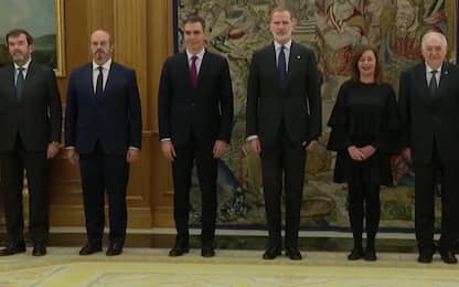 Spagna, premier Sanchez ha giurato davanti al re Filippo VI. VIDEO