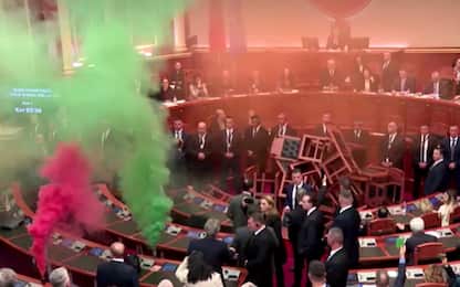 Proteste in Parlamento in Albania, accesi fuochi e fumogeni. VIDEO