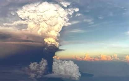 Papua Nuova Guinea, Ulawun erutta causando densa nube di cenere. VIDEO