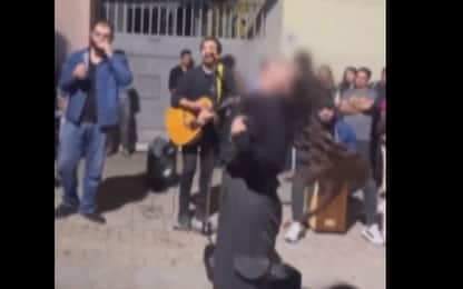 Proteste in Iran, ragazza balla in strada coi capelli sciolti. VIDEO