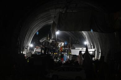 India, i 41 operi intrappolati in un tunnel salvi dopo 17 giorni