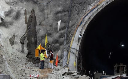 India, 41 operai intrappolati in un tunnel: liberati ultimi metri