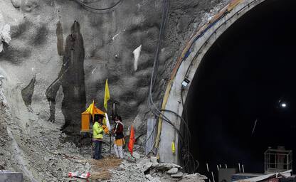 India, 41 operai intrappolati in un tunnel: soccorritori a 5 metri