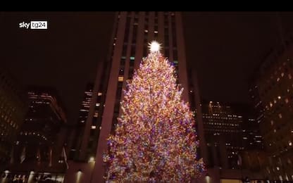 Acceso l'albero di Natale al Rockefeller Center di New York. Video