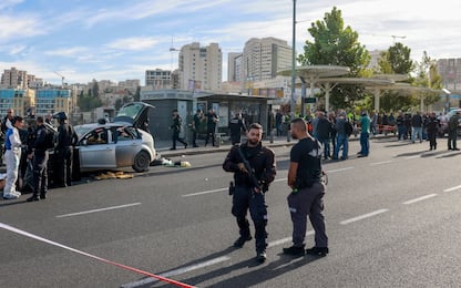 Attentato a Gerusalemme, spari a fermata bus: una vittima e 7 feriti