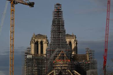Notre Dame, ricostruita la guglia della cattedrale di Parigi