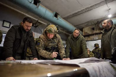 Guerra Ucraina, Zelensky visita fronte a Kupyansk. Missili sul Donetsk