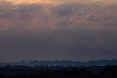 Raid israeliani sulla Striscia, lanci di razzi da Hamas. LIVE