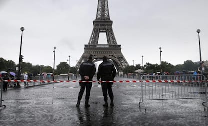 Parigi, uccide un uomo vicino Torre Eiffel e urla "Allah akbar"