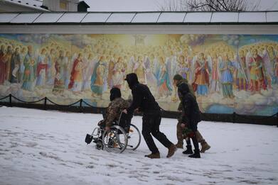 Ucraina, Amnesty: invasione russa ha isolato persone con disabilità