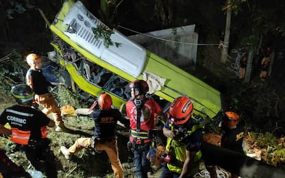 Grave incidente nelle Filippine, autobus precipita in burrone