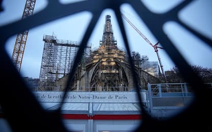 Macron sulla guglia di Notre Dame a un anno dalla riapertura