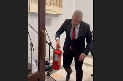 Polonia, deputato di ultradestra spegne menorah in Parlamento